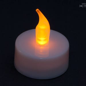 LED-Teelicht mit gelb flackernder Flamme