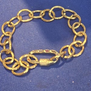 Gold oval linked bracelet with Rhinestone and gold clasp. 8 inches