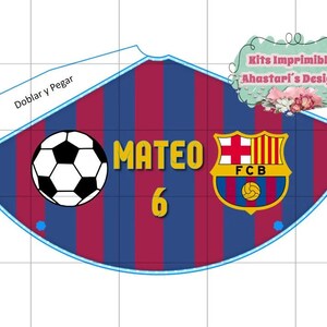 Pu&ograve; includere: Un cappello da festa blu e rosso con un pallone da calcio, il nome Mateo, il numero 6 e il logo del FC Barcelona. Il cappello ha il testo "Doblar y Pegar" e "Kits Imprimibles Ahastari's Designs".