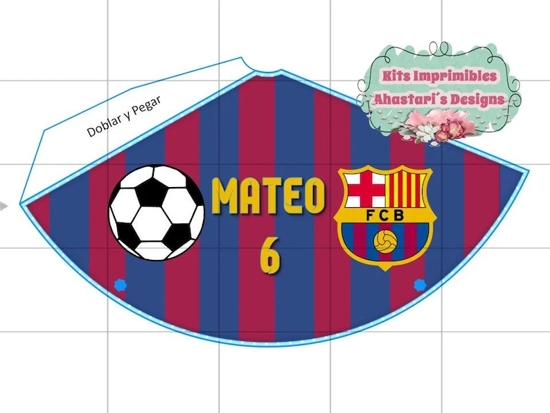 Pu&ograve; includere: Un cappello da festa blu e rosso con un pallone da calcio, il nome Mateo, il numero 6 e il logo del FC Barcelona. Il cappello ha il testo "Doblar y Pegar" e "Kits Imprimibles Ahastari's Designs".