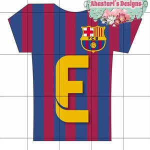Pu&ograve; includere: Un design stampabile di una maglia da calcio a strisce rosse e blu, un pallone da calcio e la lettera "E" in giallo. La maglia ha il logo del FC Barcelona sul davanti.