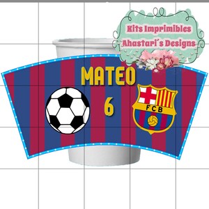 Pu&ograve; includere: Un involucro per tazze stampabile con un pallone da calcio, il logo del FC Barcelona e il nome "MATEO" con il numero "6". L'involucro &egrave; nei colori della squadra, rosso e blu.