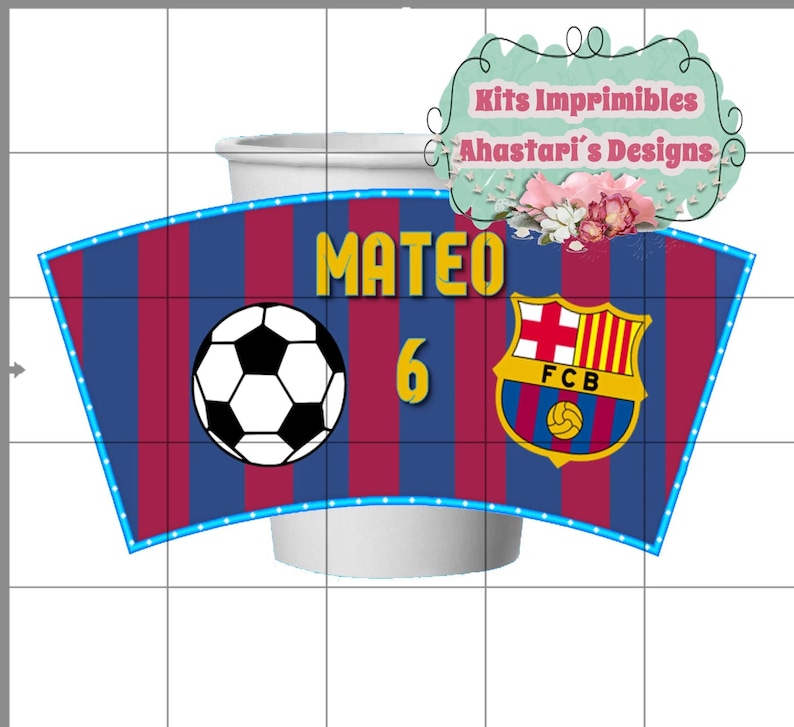 Pu&ograve; includere: Un involucro per tazze stampabile con un pallone da calcio, il logo del FC Barcelona e il nome "MATEO" con il numero "6". L'involucro &egrave; nei colori della squadra, rosso e blu.