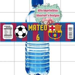 Pu&ograve; includere: Una bottiglia d'acqua blu con un'etichetta che dice "MATEO 6" e presenta un pallone da calcio, un logo di una squadra di calcio e informazioni nutrizionali. L'etichetta dice anche "Kits Imprimibles Ahastari's Designs".