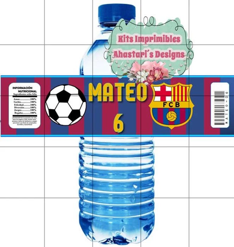 Pu&ograve; includere: Una bottiglia d'acqua blu con un'etichetta che dice "MATEO 6" e presenta un pallone da calcio, un logo di una squadra di calcio e informazioni nutrizionali. L'etichetta dice anche "Kits Imprimibles Ahastari's Designs".