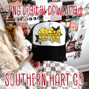 Puede incluir: Gorra de camionero en blanco y negro con un panel frontal blanco con un diseño de softbol con la palabra "SISTER" en amarillo y negro. La gorra tiene el texto "PNG Digital Download" y "SOUTHERN HART CO" en rojo.