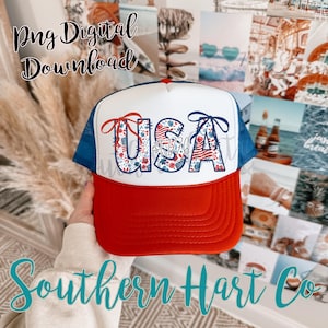 Puede incluir: Gorra de camionero roja, blanca y azul con la palabra "USA" en un diseño floral y de bandera. La gorra tiene un panel frontal blanco, una visera roja y una parte trasera de malla azul. También es visible el texto "est. 1776". Las palabras "Png Digital Download" y "Southern Hart Co" también son visibles.