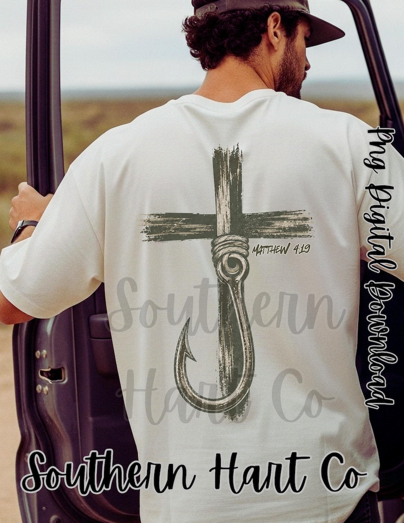 K&ouml;nnte beinhalten: Ein cremefarbenes Kurzarm-T-Shirt mit einer dunkelgr&uuml;nen Grafik auf der R&uuml;ckseite. Das Design zeigt ein Kreuz mit einem Angelhaken in der Mitte, begleitet von dem Text Matthew 4:19 in einer dunklen Schrift, mittig auf dem R&uuml;cken platziert.
