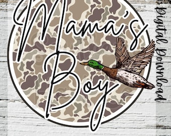 Könnte beinhalten: Ein kreisförmiges Grafikdesign mit den Worten "Mama's Boy" in einer Schreibschrift, vor einem Tarnmuster. Eine detaillierte Illustration einer fliegenden Ente ist zu sehen. Der Text "Southern Hart Co" befindet sich unten, mit "Png Digital Download" rechts.