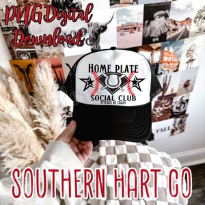 Peut inclure: Une casquette de baseball blanche et noire avec un motif de baseball rouge et blanc. La casquette dit "Home Plate Social Club" et "Pitches Be Crazy".