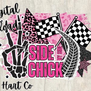 Op de afbeelding: Een digitale downloadafbeelding met een roze en zwart ontwerp. Het ontwerp bevat een skelet hand die een vredesteken maakt, geblokte vlaggen en de woorden "SIDE CHICK" in het roze. Een bandenspoor en luipaardprint accentueren het ontwerp.