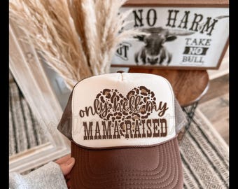 Könnte beinhalten: Braune und weiße Trucker-Kappe mit einem Leopardenherz und dem Text "only hell my mama raised".