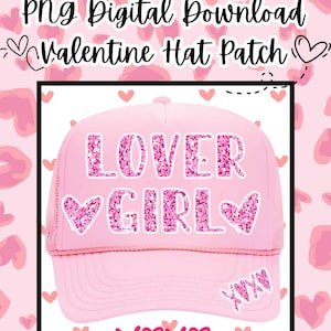 Könnte beinhalten: Rosafarbener Trucker-Hut mit einem rosafarbenen Glitzerdesign, auf dem "LOVER GIRL" und "XXX" steht. Der Hut ist von rosa Herzen umgeben.