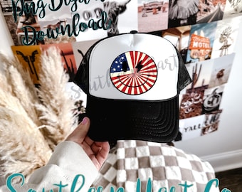Pode incluir: Boné de caminhoneiro preto e branco com um painel frontal branco com um design patriótico de rosto sorridente. O design incorpora as estrelas e listras da bandeira americana. O boné tem uma aba preta e uma parte traseira de malha.