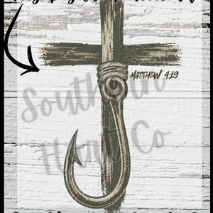 K&ouml;nnte beinhalten: Ein digitales Grafikdesign mit einem rustikalen Holzkreuz, das mit einem Angelhaken und einem Seil umwickelt ist. Der Text lautet Png Digital Download, Matthew 4:19 und Southern Hart Co. Das Design liegt auf einem wei&szlig;en Holzuntergrund.