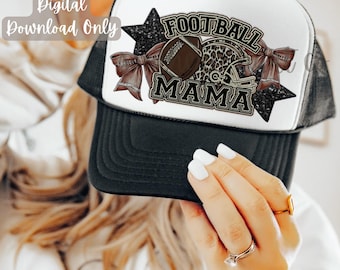 Könnte beinhalten: Weißer und schwarzer Trucker-Hut mit einem braunen und goldenen Design, auf dem "Football Mama" mit einem Fußball, einem Helm und einem Leopardenmuster steht. Das Design ist von zwei goldenen Schleifen und zwei Glitzersternen umgeben.