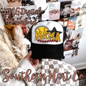 Peut inclure: Casquette de baseball noire et blanche avec un motif sur le thème du baseball. La casquette présente un ballon de softball jaune avec le mot "MAMA" dans une police de couture de baseball et une étoile noire. La visière est noire et le filet est noir.