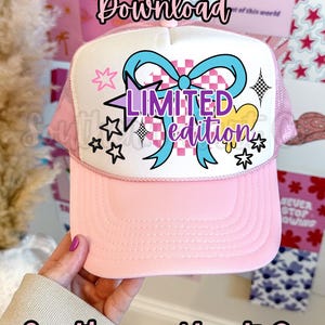 Puede incluir: Gorra de camionero rosa con panel frontal blanco y parte trasera de malla. La parte delantera presenta el texto "LIMITED EDITION" con un lazo azul, estrellas y un patrón de cuadros. La gorra también tiene el texto "PNG Digital Download" y "Southern Hart Co".