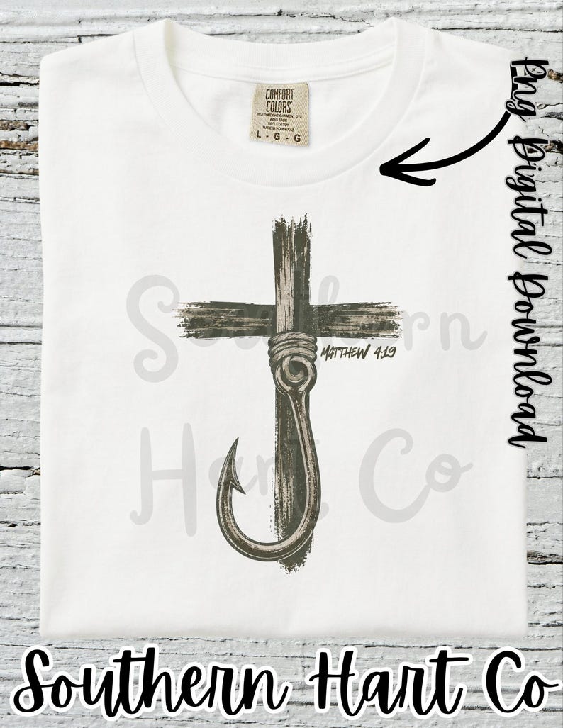 K&ouml;nnte beinhalten: Ein wei&szlig;es T-Shirt mit einer Grafik eines dunkelbraunen Holzkreuzes, das mit einem Angelhaken und einem Seil umwickelt ist. Der Text 'Matthew 4:19' ist in Schwarz neben dem Haken aufgedruckt. Das T-Shirt hat ein Comfort Colors Markenetikett am Kragen.
