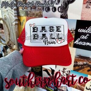 Può includere: Cappellino da baseball rosso e bianco con la scritta "BASE BALL Nana". Il cappellino ha un retro in rete e una visiera curva. Il testo è in nero, con un cuore di baseball.