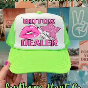 Könnte beinhalten: Eine neongrüne und weiße Trucker-Mütze mit dem Schriftzug "BOTTOX DEALER" in Pink, einer rosa Lippen-Grafik, einem glitzernden rosa Stern und einer Spritze. Die Mütze trägt auch den Text "Southern Hart Co" und "PNG Digital Download".