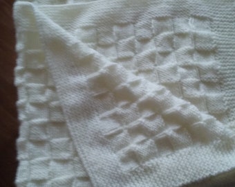 petite couverture bébé en laine tricotée mains