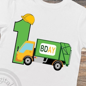 Pode incluir: Uma camiseta branca com um número um verde e um capacete de construção amarelo no topo. Um caminhão de lixo verde com a palavra "BDAY" na lateral está ao lado do número um.