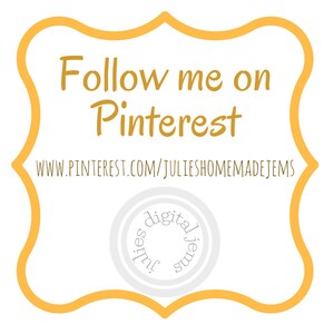 Puede incluir: Una pancarta amarilla con bordes redondeados y un c&iacute;rculo blanco en el centro. La pancarta dice "Follow me on Pinterest" y "www.pinterest.com/julieshomemadejems". El c&iacute;rculo tiene el texto "julies digital gems" escrito alrededor del borde.