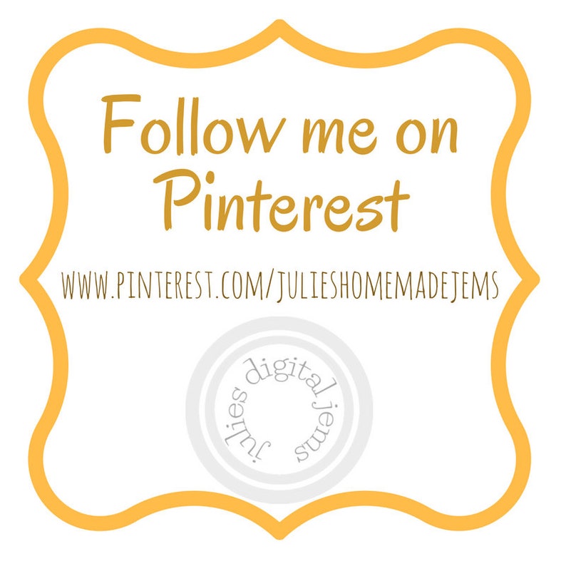 Puede incluir: Una pancarta amarilla con bordes redondeados y un c&iacute;rculo blanco en el centro. La pancarta dice "Follow me on Pinterest" y "www.pinterest.com/julieshomemadejems". El c&iacute;rculo tiene el texto "julies digital gems" escrito alrededor del borde.