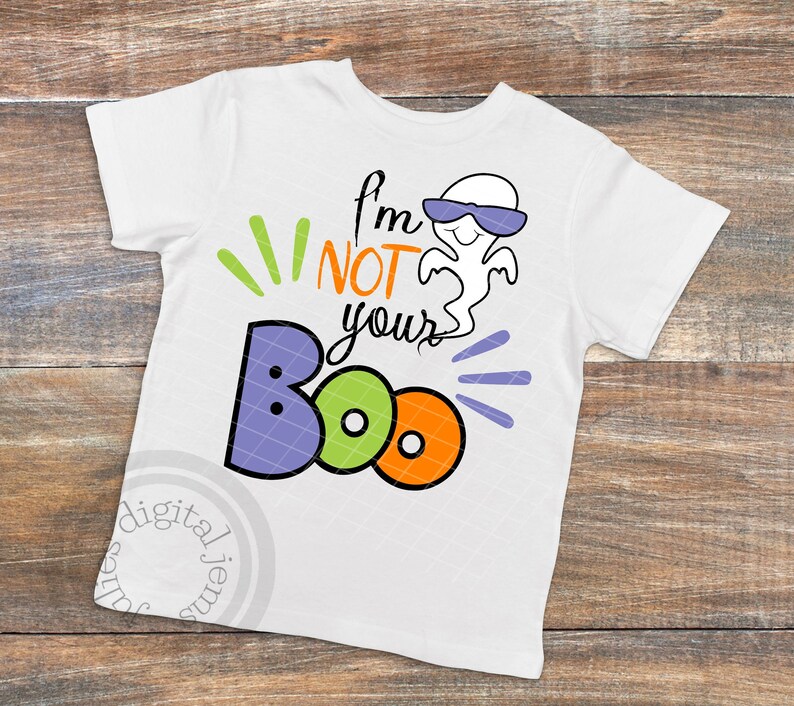 Puede incluir: Camiseta blanca con un fantasma con gafas de sol y el texto "I'm not your Boo" en letras de colores.
