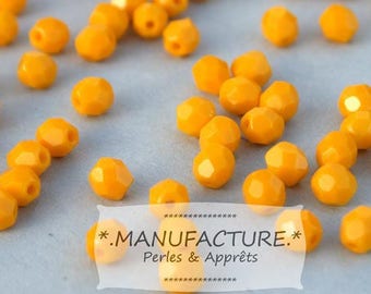 4mm (100pc) yellow sunflower, Buttercup, set with faceted Czech glass beads
