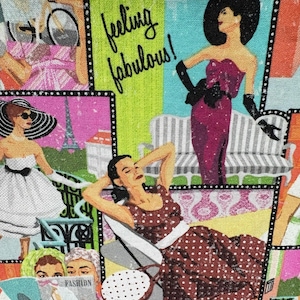 Può includere: Un tessuto stampato multicolore con pannelli in stile fumetto raffiguranti donne con abiti di ispirazione vintage. Il design include illustrazioni di figure in abiti, cappelli e guanti, con il testo ripetuto "feeling fabulous!" e "FASHION".