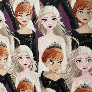 Op de afbeelding: Een stofpatroon met een herhalende illustratie van twee geanimeerde personages. Het ene personage heeft lang blond haar en een witte jurk, terwijl de andere roodbruin haar, een zwarte jurk en een donkere kroon heeft tegen een dieppaarse achtergrond.