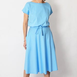 Katoenen midi-jurk met zakken, lichtblauwe jurk met korte mouwen, maat S-XXL, LUCY