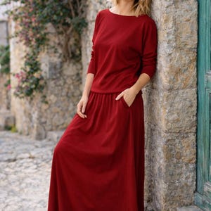 Vestido largo de algodón con bolsillos: manga larga, cuello barco y cintura elástica.