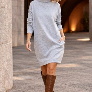 Vestido gris de algodón con cuello alto y bolsillos – Vestido informal de manga larga y corte holgado
