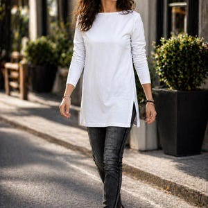 Blusa blanca de algodón de manga larga con aberturas laterales – Túnica con cuello barco