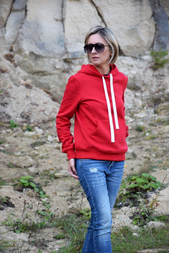 Sudadera roja con capucha