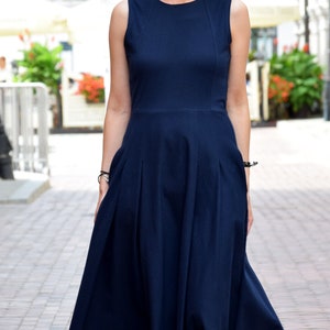 AUDREY langes 100% Baumwollkleid made in Poland / graues Kleid / handgemachtes Kleid / mit Taschen / längere Rückseite des Kleides Blau