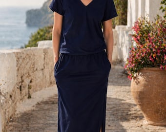 Vestido largo de punto de algodón, azul marino, con escote en V y bolsillos.