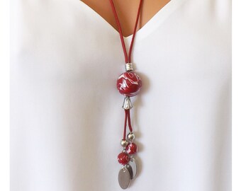 Collier rouge sautoir en perles artisanales pour femme