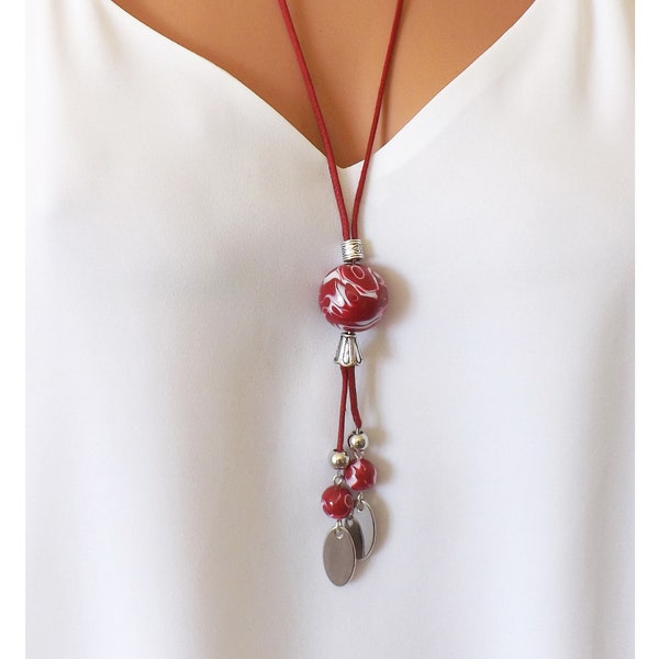 Collier rouge sautoir en perles artisanales pour femme