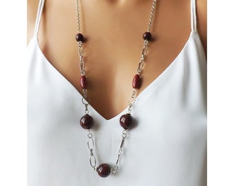 Collier Sautoir en perles faites à la main, bijou bordeaux et noir pour femme modèle unique, cadeau artisanal