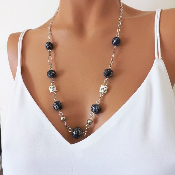 Collier noir bleu et argent, un bijou chic et moderne pour femme en perles artisanales