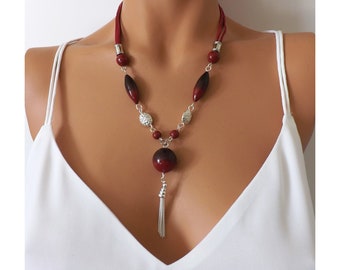 Collier femme bordeaux en perles faites à la main, Bijoux originaux en pâte polymère, un cadeau unique et original pour femme