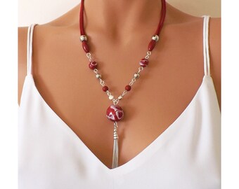 Collier rouge fantaisie en perles artisanales, bijou chic et moderne pour femme