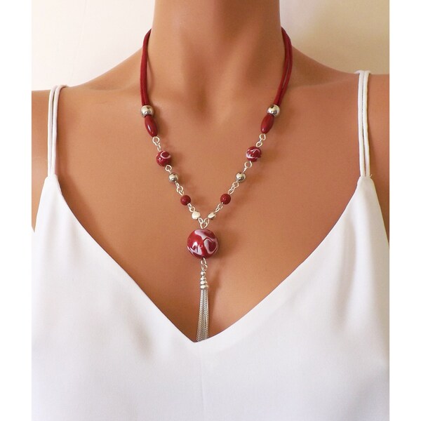 Collier rouge fantaisie en perles artisanales, bijou chic et moderne pour femme