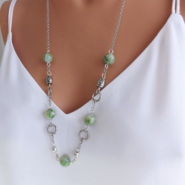 Sautoir collier long vert pour femme, un bijou moderne et élégant en perles artisanales