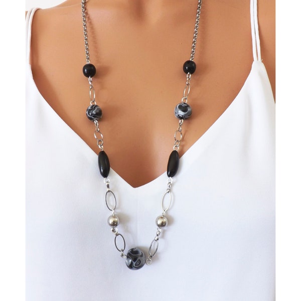 Collier noir Sautoir femme en perles artisanales sur chaîne en métal argenté