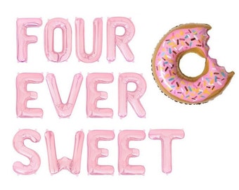 Op de afbeelding: Een set lichtroze folieballonnen in de vorm van letters die de tekst FOUR EVER SWEET spellen, vergezeld door een enkele ronde folieballon in de vorm van een donut met roze glazuur, bruin deeg en kleurrijke hagelslag op een witte achtergrond.